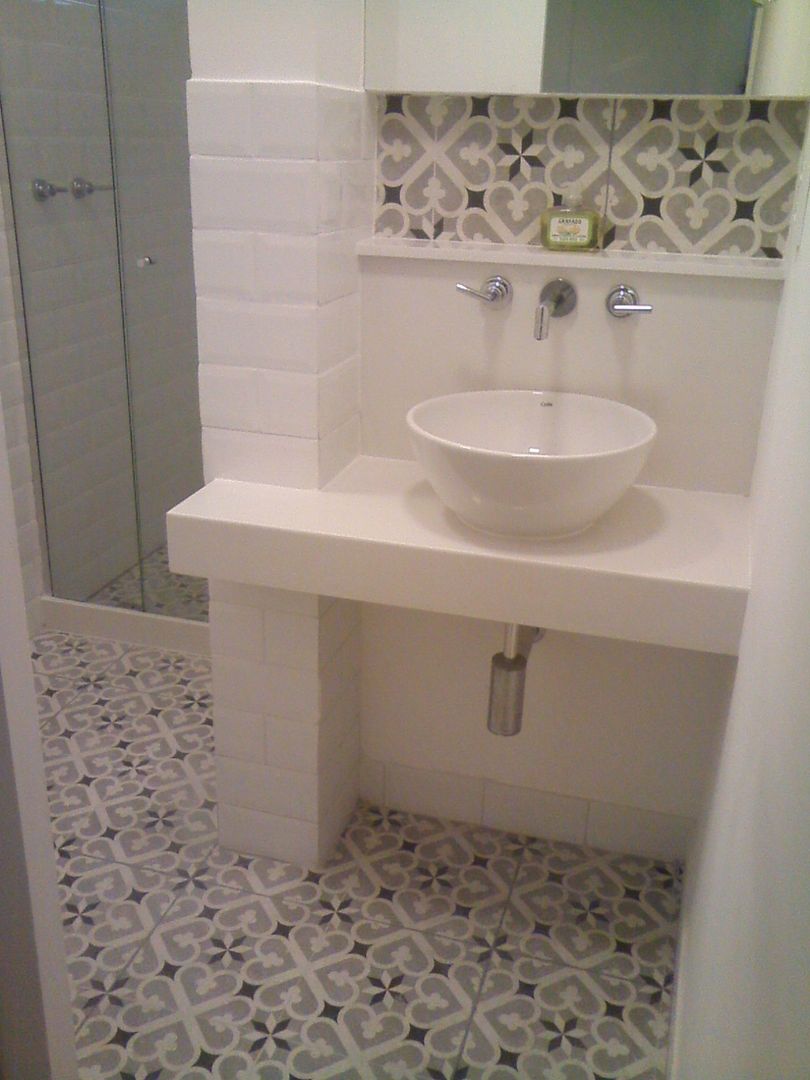 reforma apartamento em Botafogo, Margareth Salles Margareth Salles Phòng tắm phong cách hiện đại Gạch ốp lát