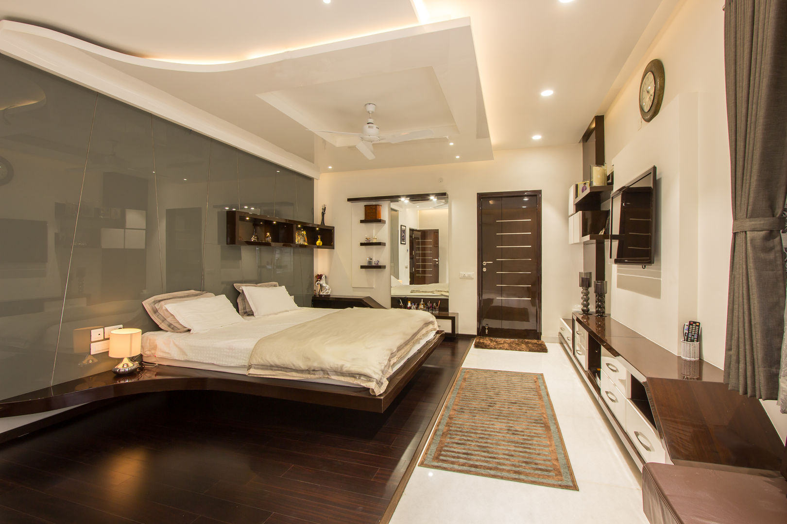 Contermporary Elegance, A360architects A360architects Modern style bedroom Beds & headboards