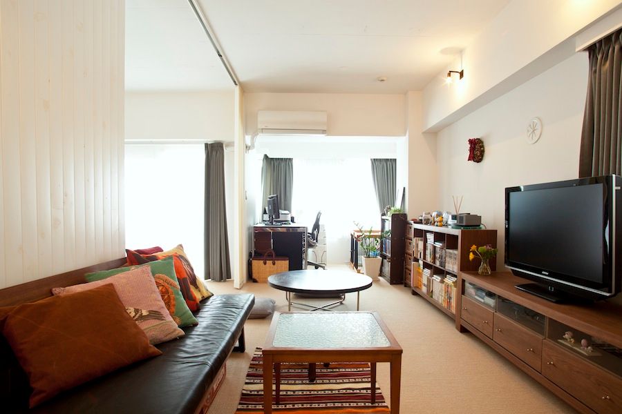 CABIN-ザイルの床、羽目板の部屋、レンガの壁, 株式会社ブルースタジオ 株式会社ブルースタジオ Salas de estar modernas