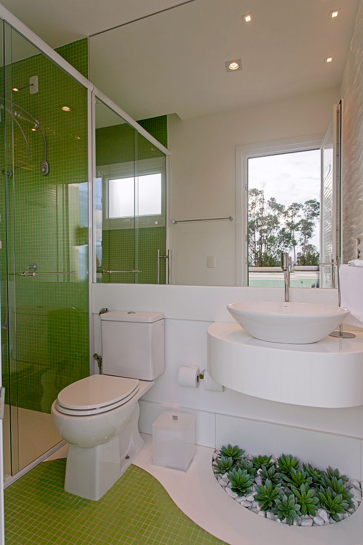 homify Modern bathroom