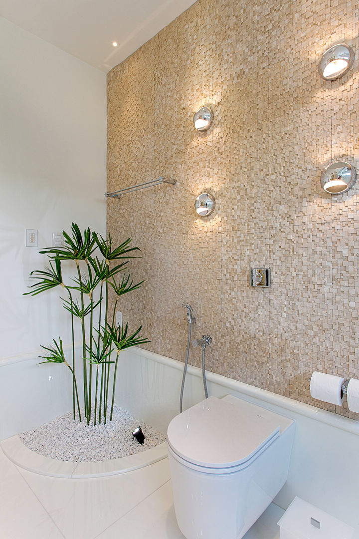 homify Modern bathroom