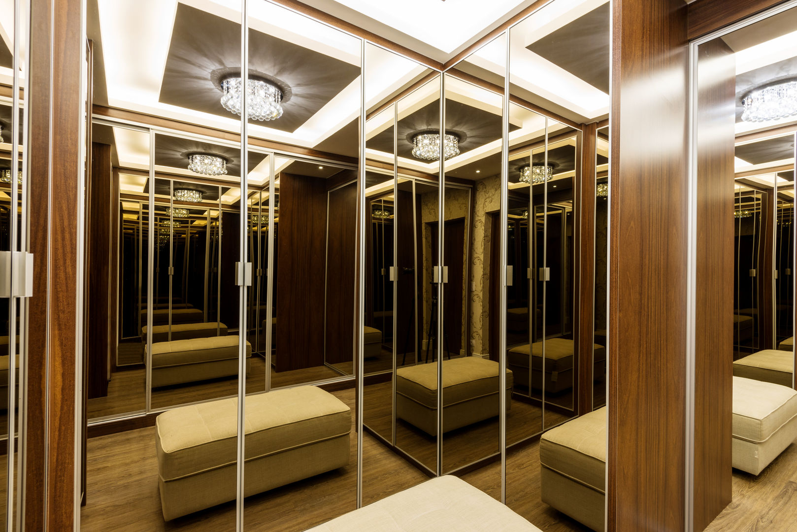 Casa Villa, Designer de Interiores e Paisagista Iara Kílaris Designer de Interiores e Paisagista Iara Kílaris Modern Dressing Room Wood Wood effect couro,madeira,iluminação,espelho bronze