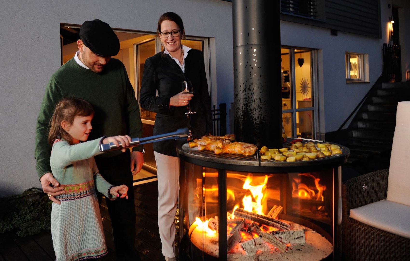 Mehr als nur ein Grill: Outdoor-Erlebnis mit Rüegg SURPRISE , WOLFENER KACHELOFEN- & KAMINMANUFAKTUR WOLFENER KACHELOFEN- & KAMINMANUFAKTUR 모던스타일 정원 화덕 & 바베큐