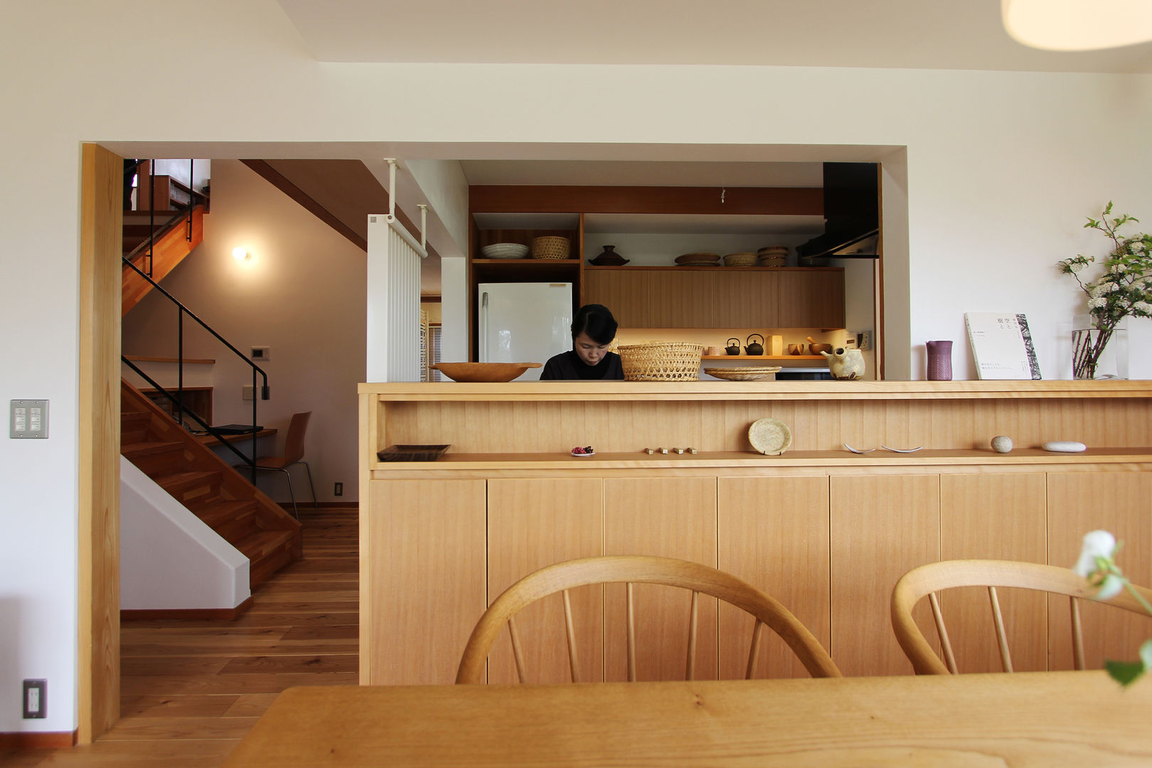 キッチンカウンター 藤松建築設計室 北欧デザインの キッチン 収納