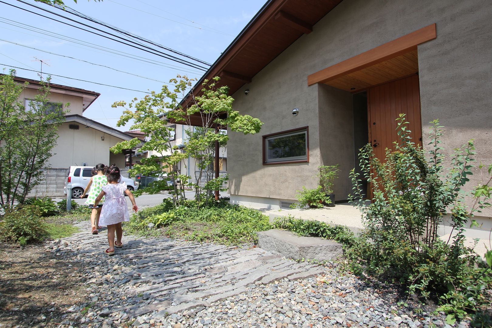 玄関アプローチ 藤松建築設計室 アジア風 庭 植木＆花