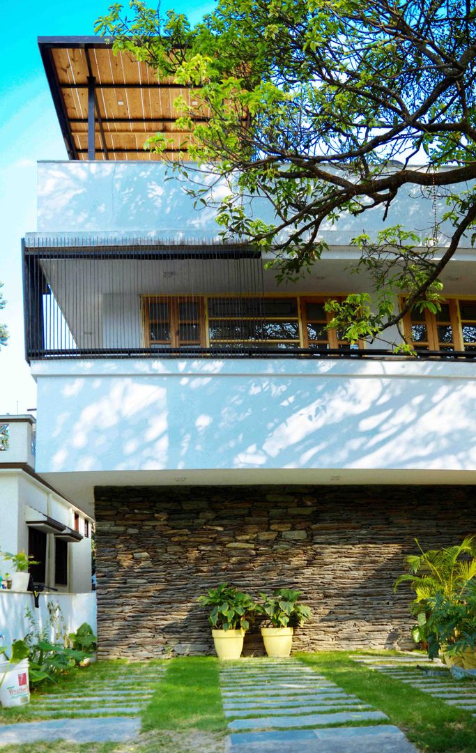 Manuj Agarwal Architects Residence cum Studio, Dehradun Manuj Agarwal Architects Country style houses Stone