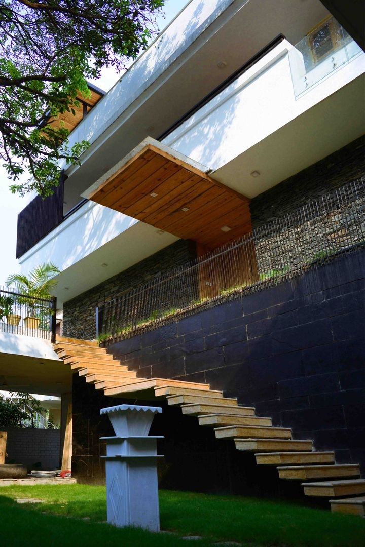 Indegenious House-Architect's house cum Residence,Dehradun, Manuj Agarwal Architects Manuj Agarwal Architects Balcones y terrazas rurales