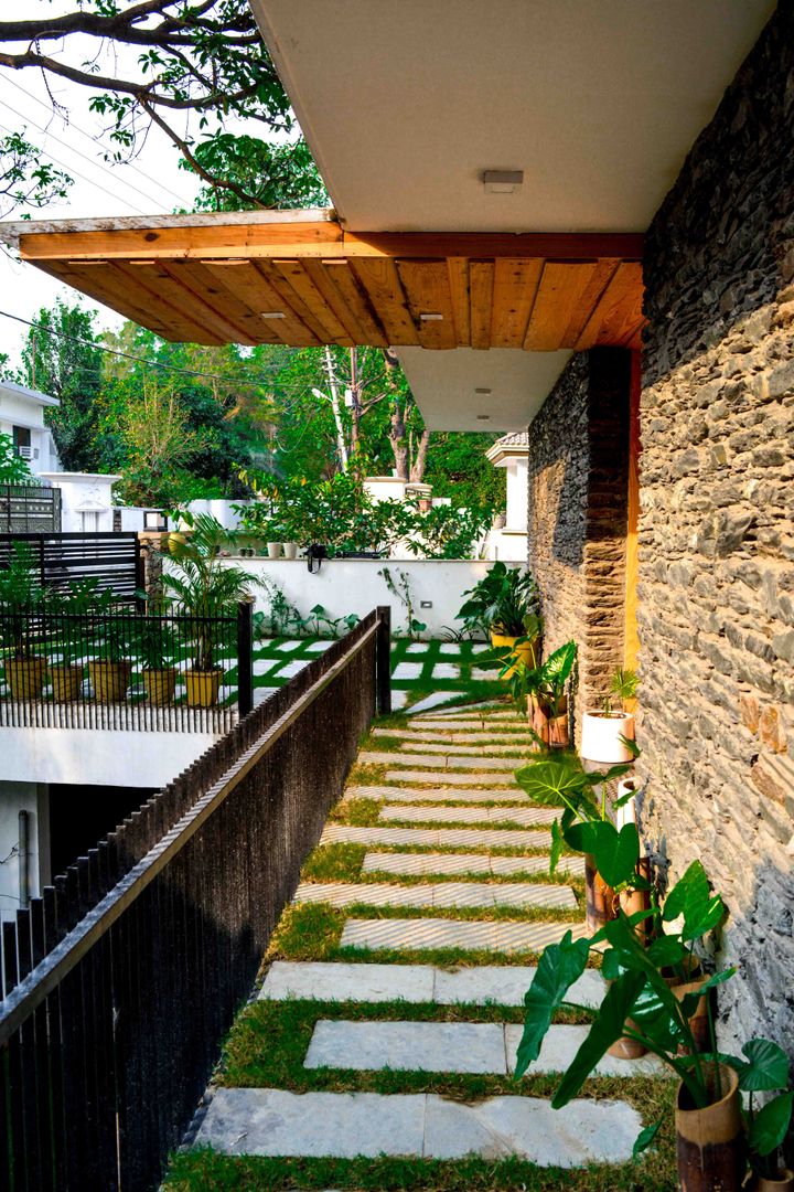 Manuj Agarwal Architects Residence cum Studio, Dehradun Manuj Agarwal Architects Country style balcony, veranda & terrace