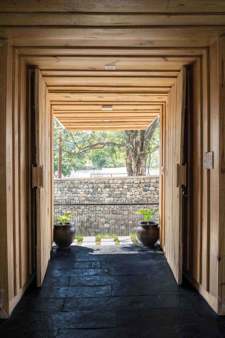 Indegenious House-Architect's house cum Residence,Dehradun, Manuj Agarwal Architects Manuj Agarwal Architects Puertas y ventanas rurales