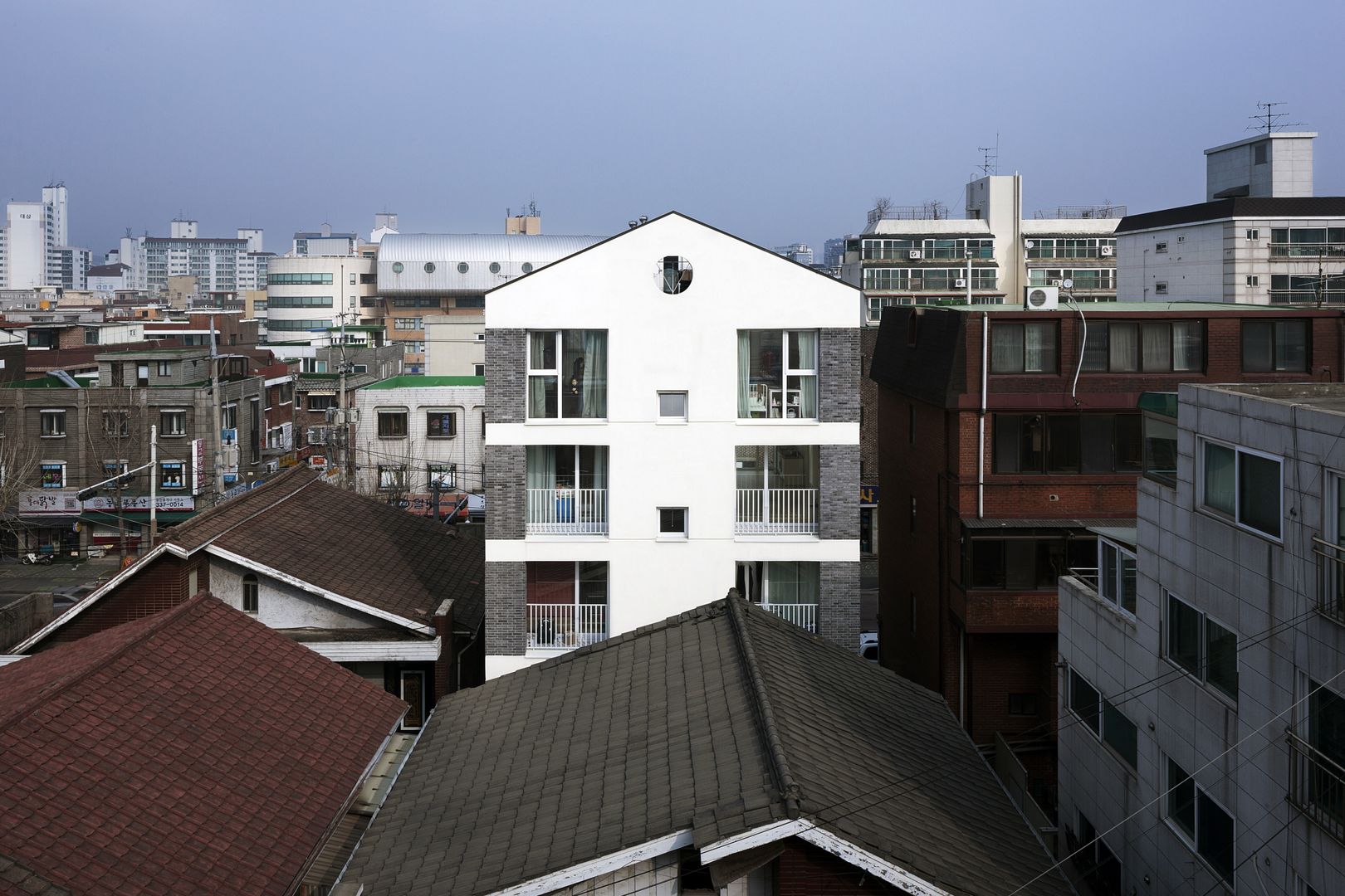 Villa mangwon, 에이오에이 아키텍츠 건축사사무소 (aoa architects) 에이오에이 아키텍츠 건축사사무소 (aoa architects) Modern Evler