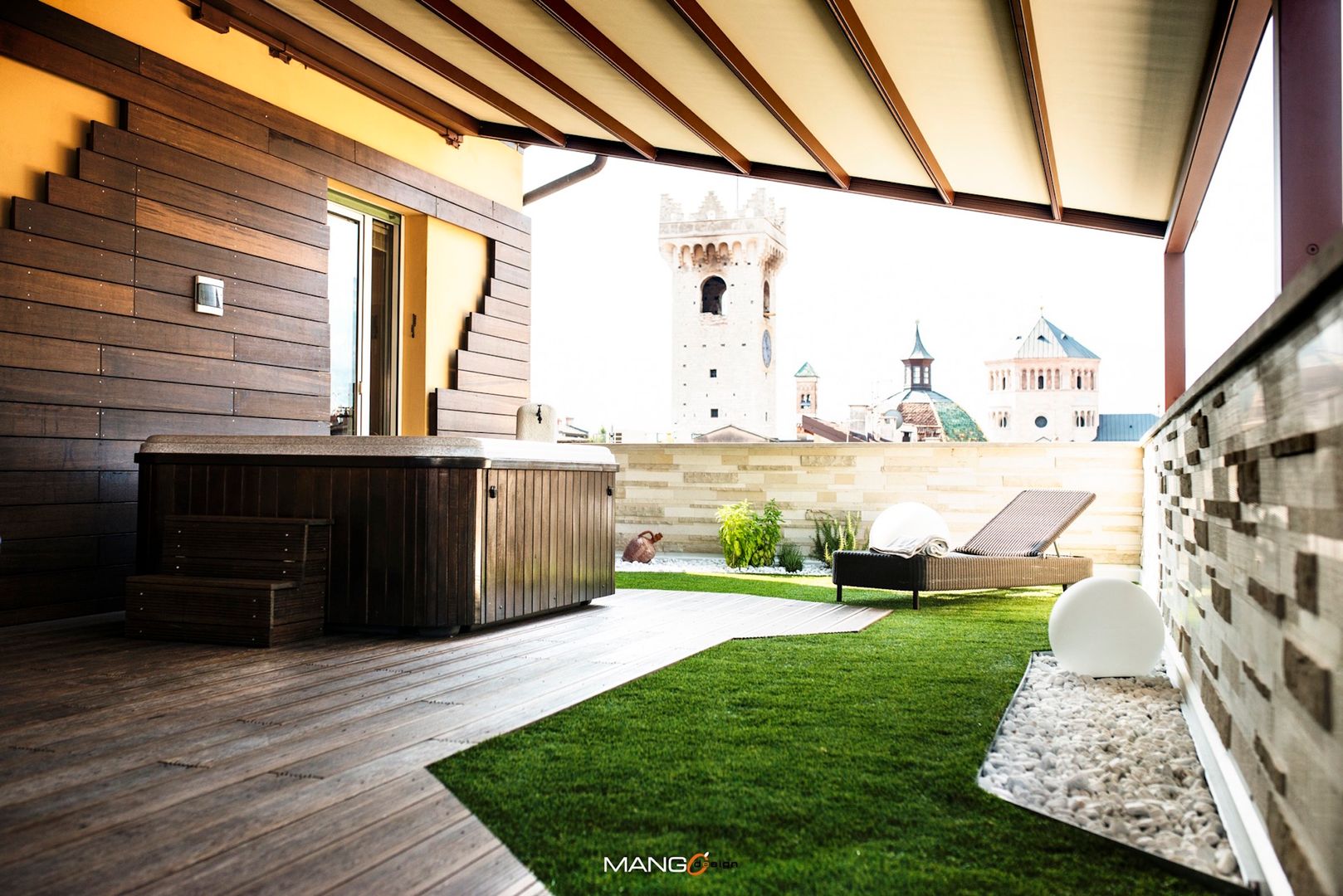 Uno scorcio sul Duomo di Trento, Mangodesign Mangodesign Modern balcony, veranda & terrace