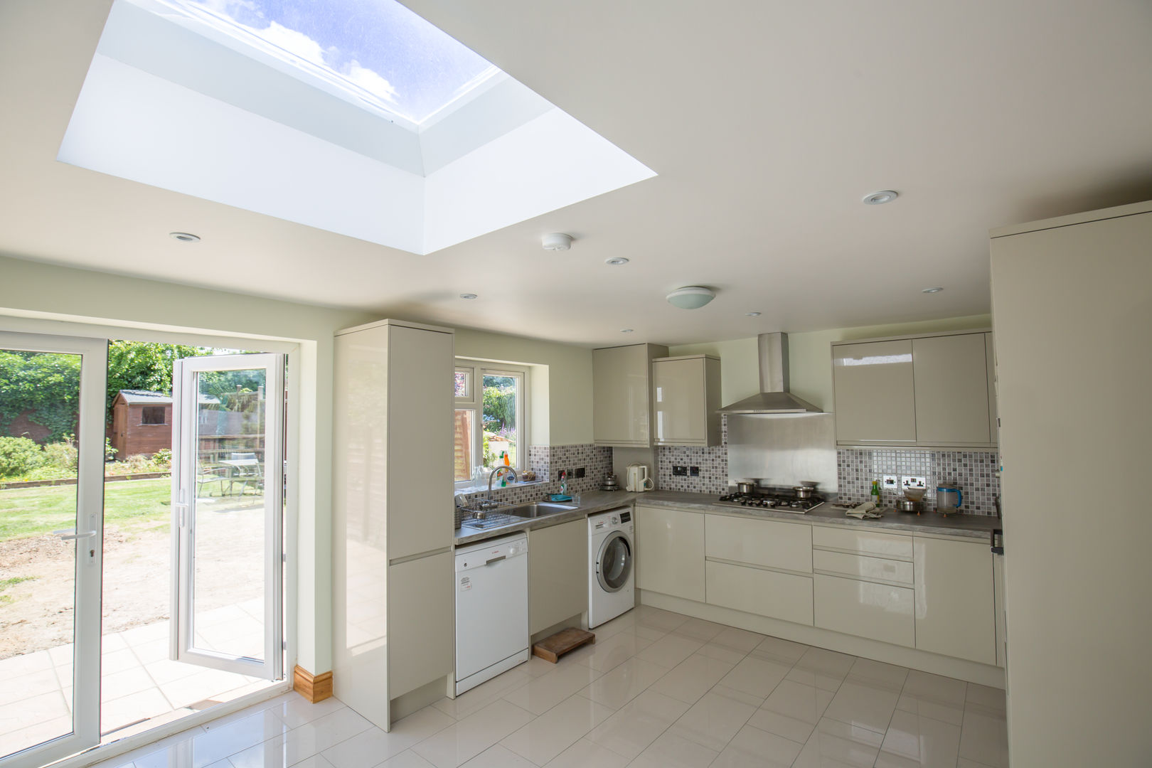 A brand new kitchen built into this extension homify Cocinas de estilo moderno white kitchen