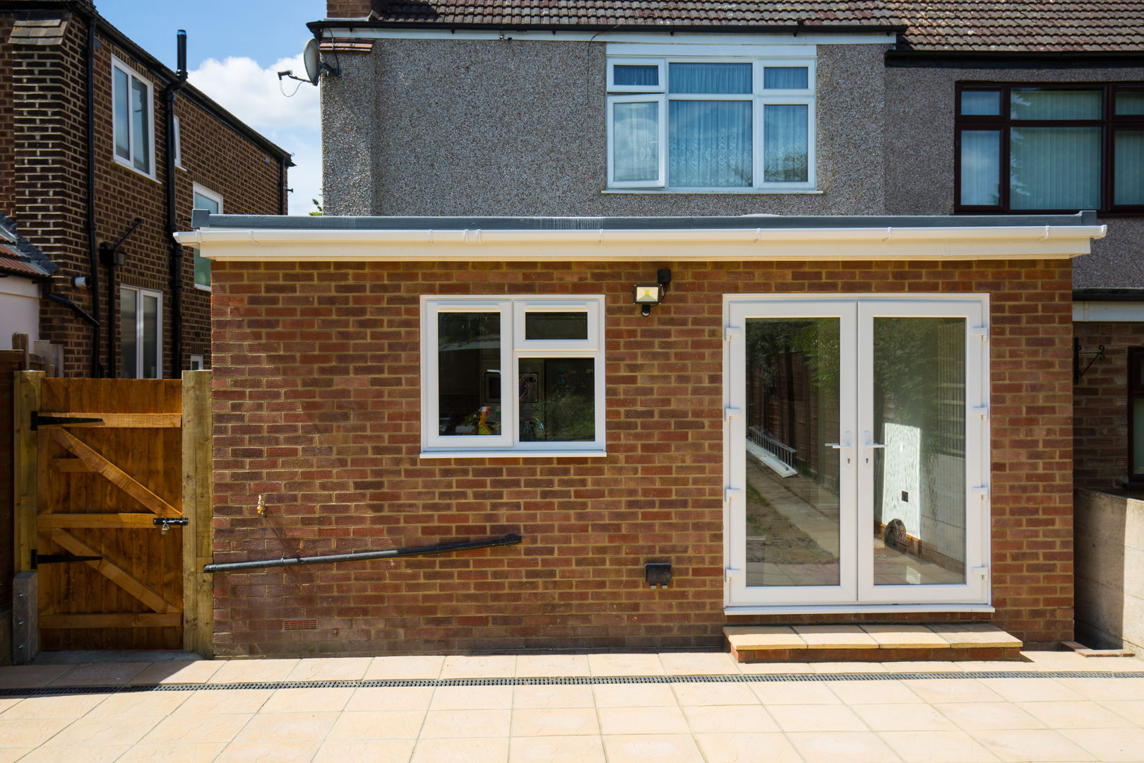 Looks like it was always there! homify Modern houses extension