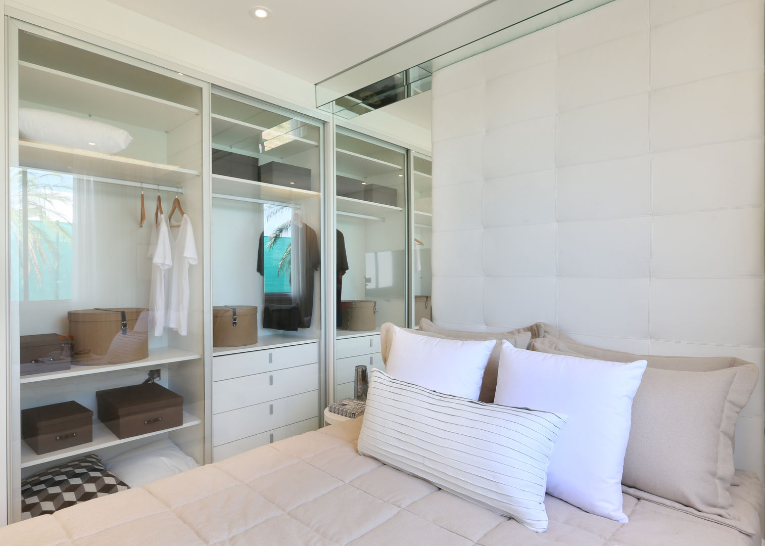 homify Minimalist dressing room