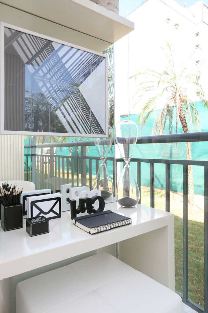 homify Balcone, Veranda & Terrazza in stile minimalista