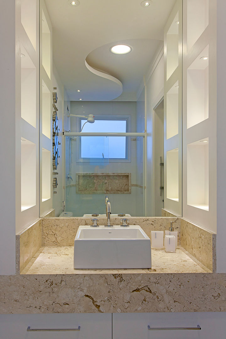 homify Modern bathroom سنگ مرمر