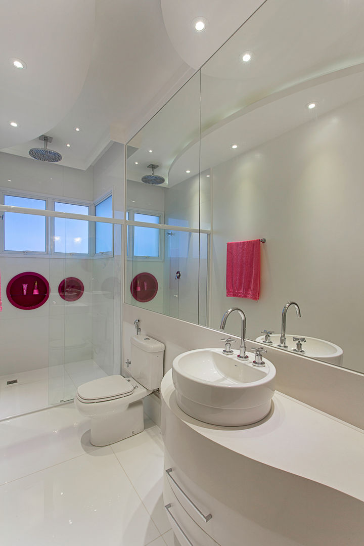 homify Modern bathroom سنگ مرمر