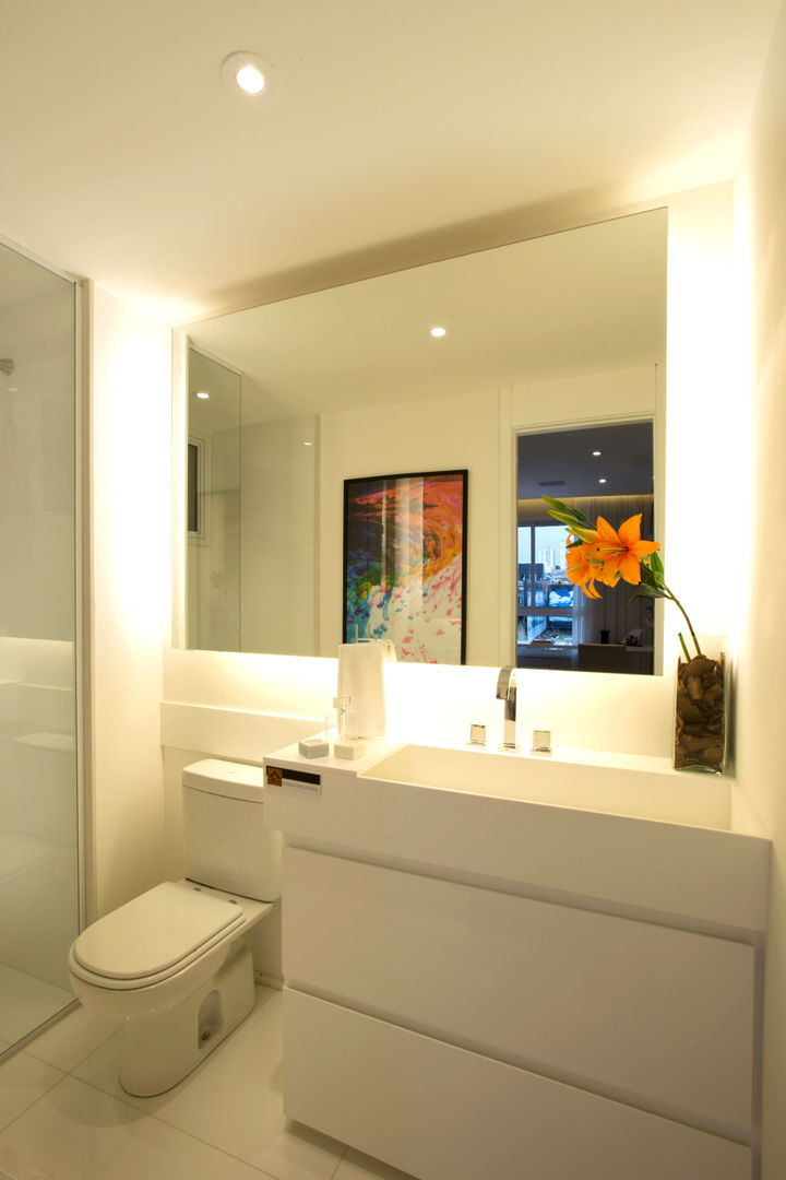 homify Modern bathroom