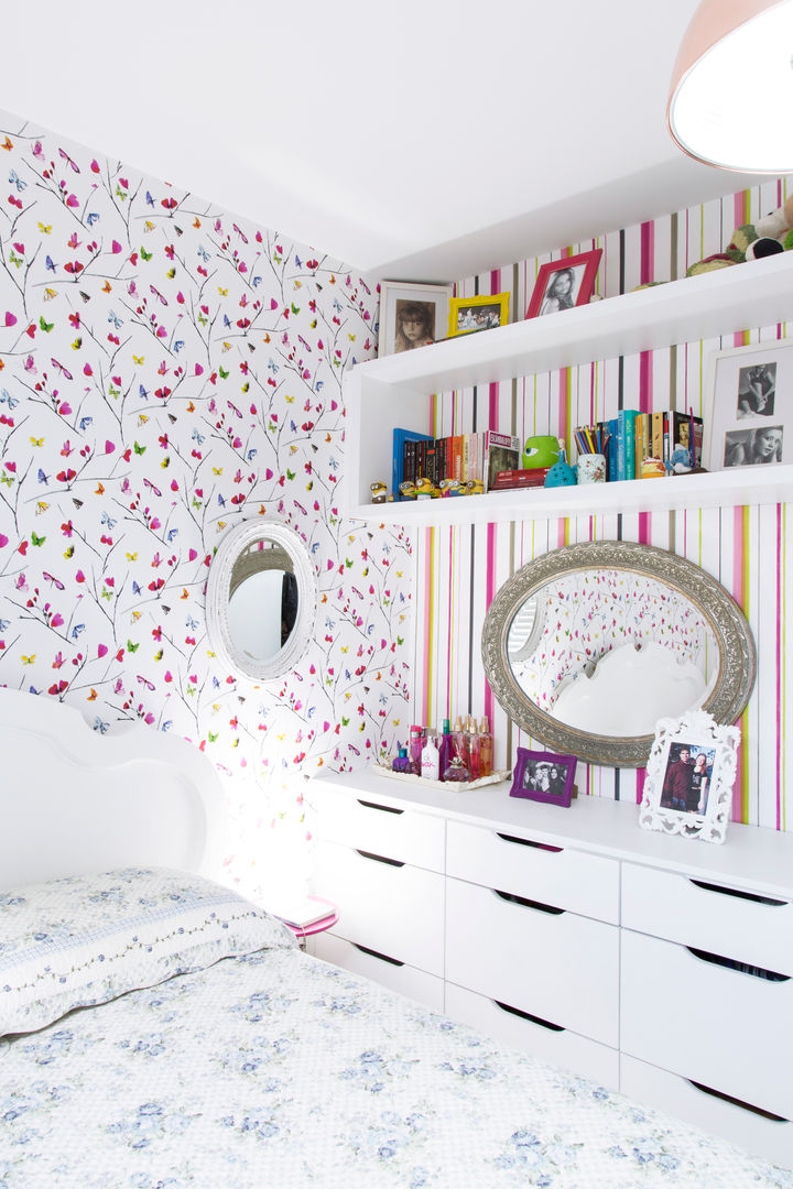 Dormitório de menina arquiteta aclaene de mello Quartos ecléticos Madeira Efeito de madeira espelho,quadros,fotografia,comoda,menina,quarto