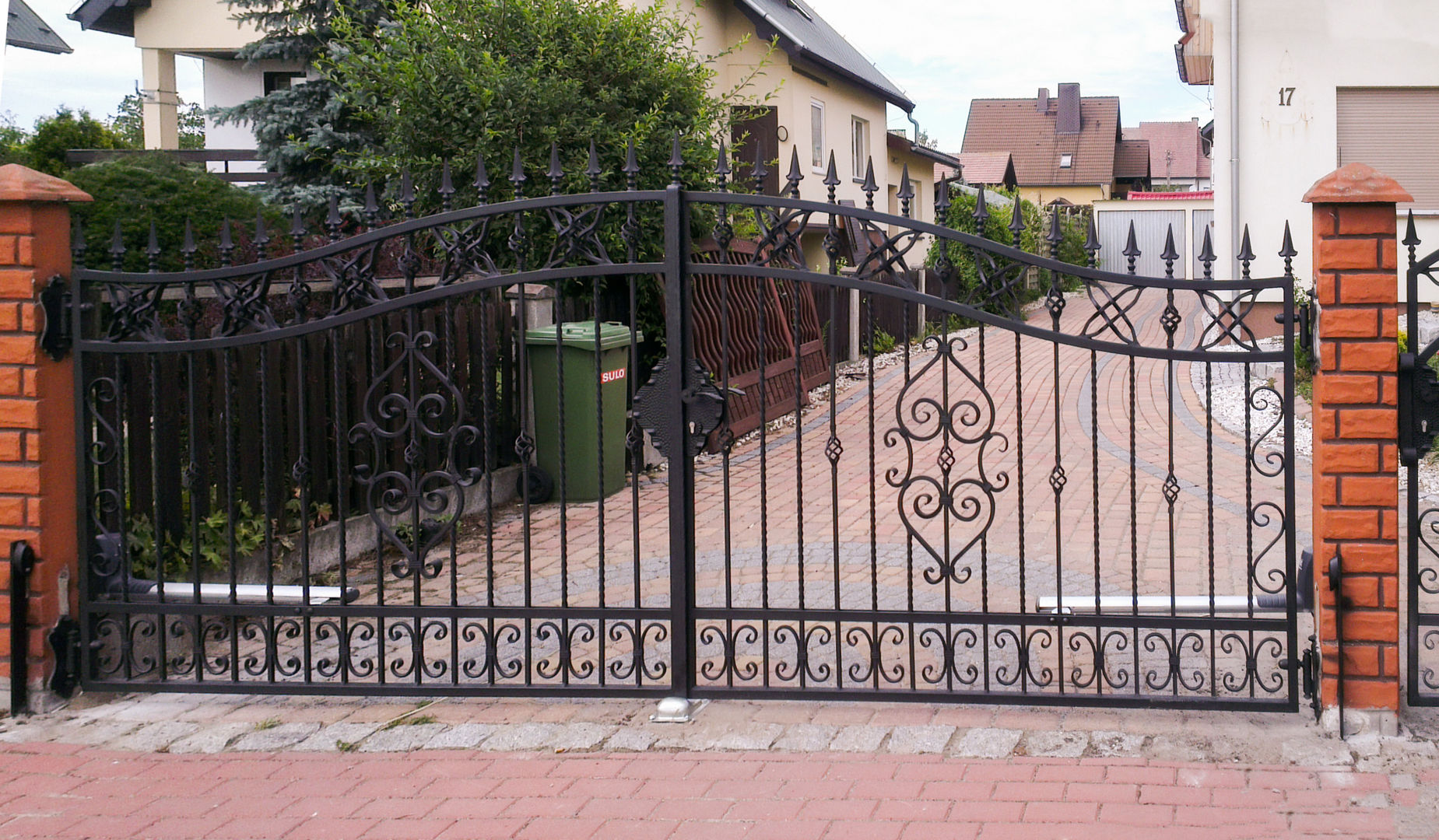 homify Classic style garden Fencing & walls