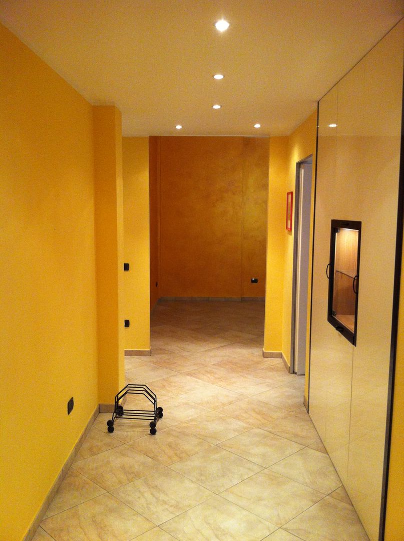 RESTYLING APPARTAMENTO A VERONA, moovdesign moovdesign Corredores, halls e escadas modernos