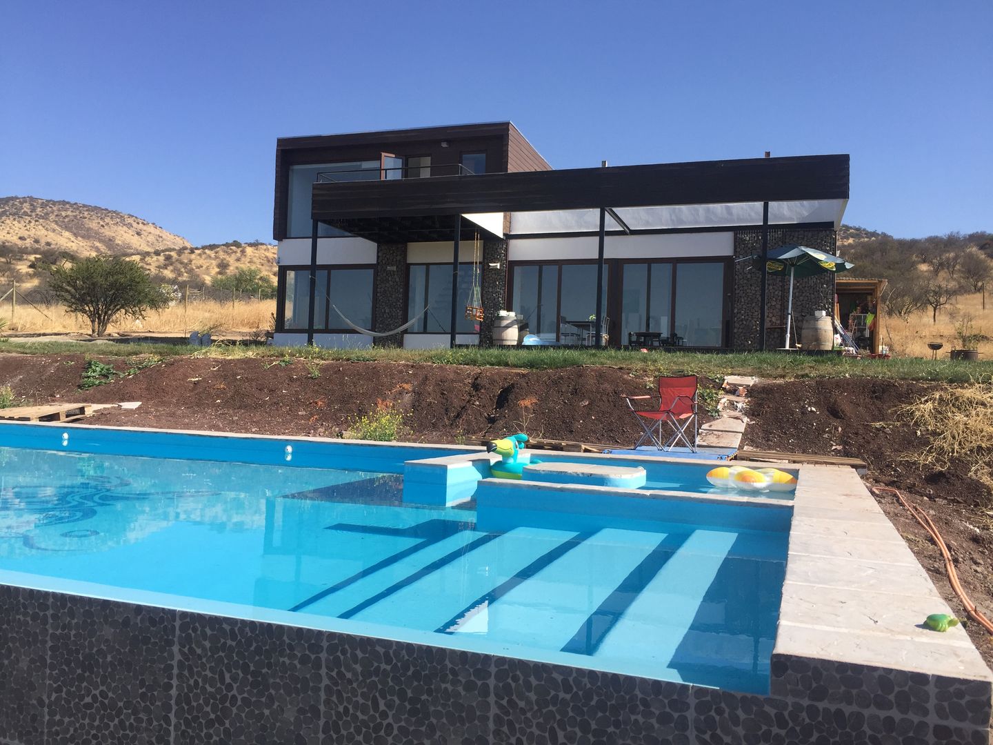 Casa en lo alto, piscina amplia mas abajo con bar incorporado homify Piscinas de estilo moderno Hormigón