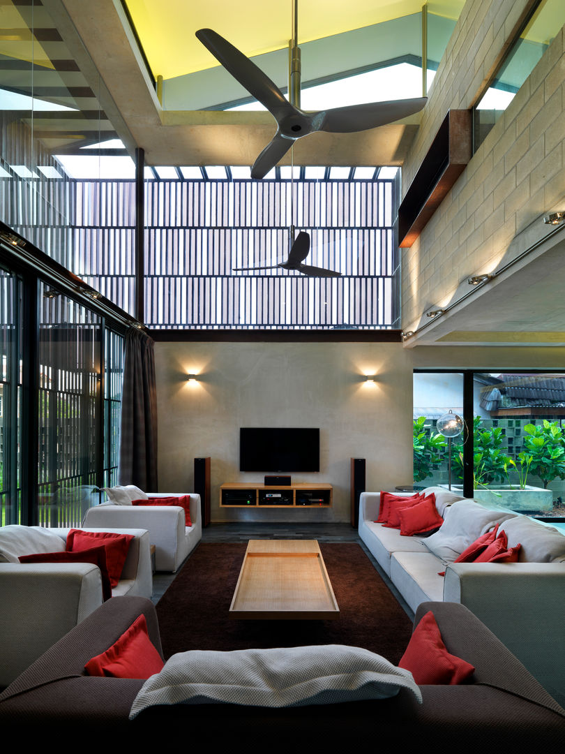 Kampung Tunku House - Sustainable & Budget Friendly Design, MJ Kanny Architect MJ Kanny Architect 모던스타일 거실