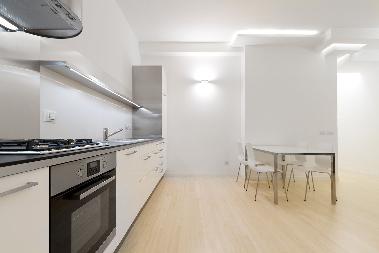 Giochi di luce e trasparenze: Bilocale a Milano, PAZdesign PAZdesign Dapur built in