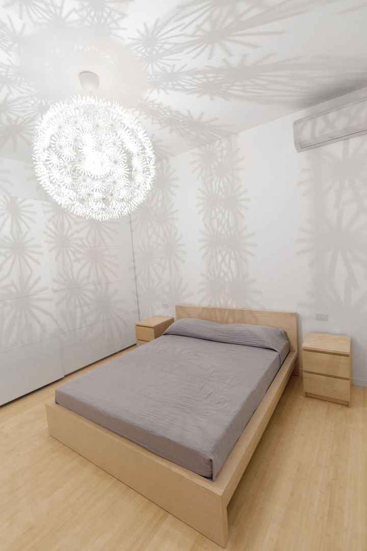 Giochi di luce e trasparenze: Bilocale a Milano, PAZdesign PAZdesign Modern style bedroom Bamboo Green