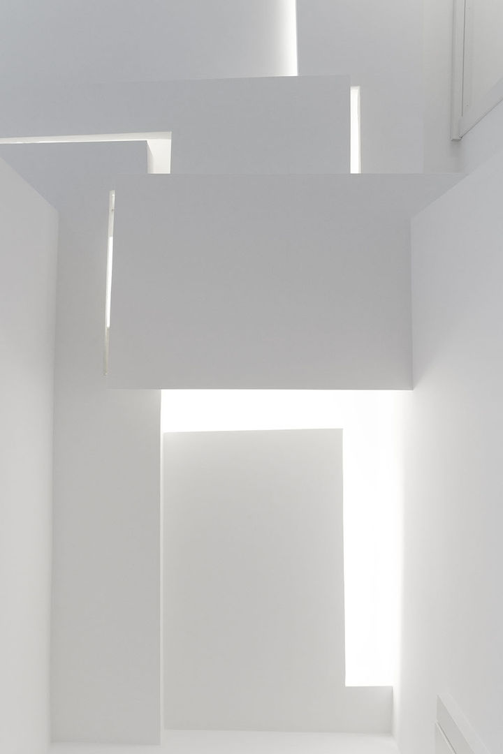 Giochi di luce e trasparenze: Bilocale a Milano, PAZdesign PAZdesign Modern Corridor, Hallway and Staircase