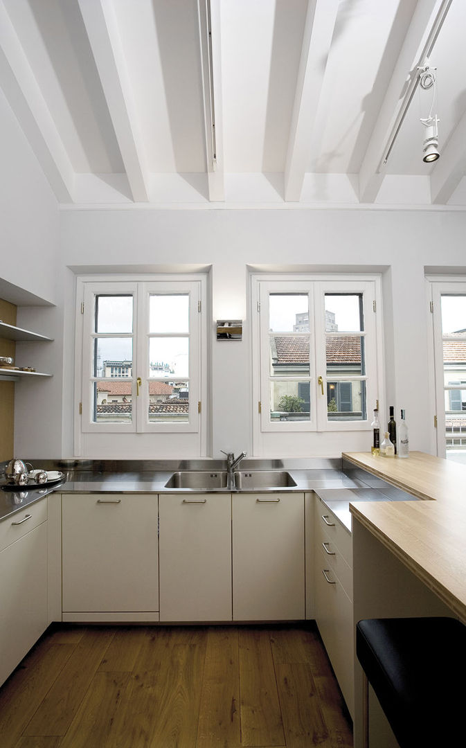 Grande attico , PAZdesign PAZdesign Modern kitchen
