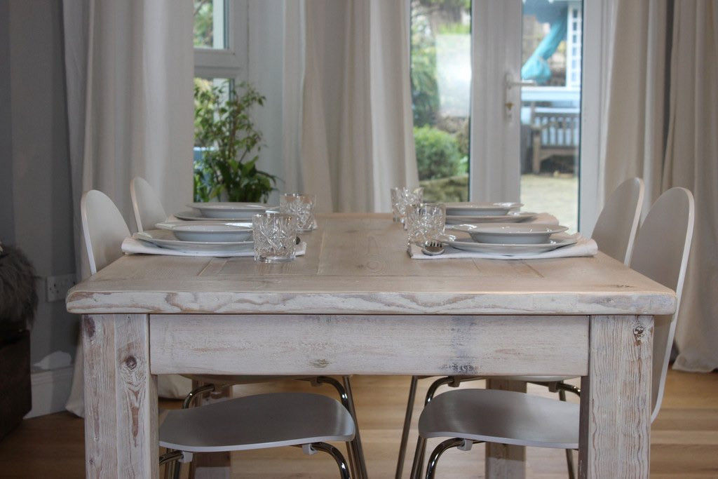 White Wash Inlay Reclaimed Dining Table homify 러스틱스타일 다이닝 룸 우드 우드 그레인 테이블