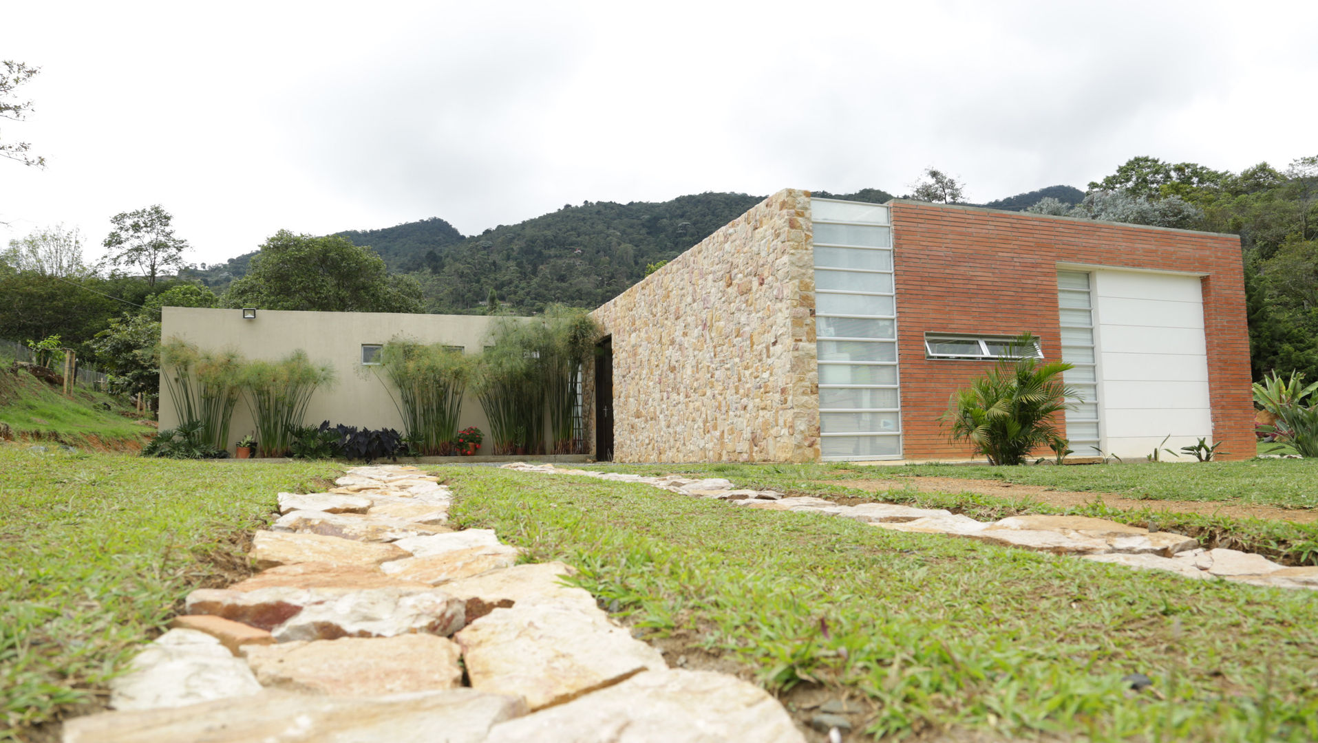 Casa Dapa AN COLECTIVO CREATIVO Casas modernas Piedra fachada,piedra,naturaleza,entrada,paisaje,familia joven,lowcost,montañas