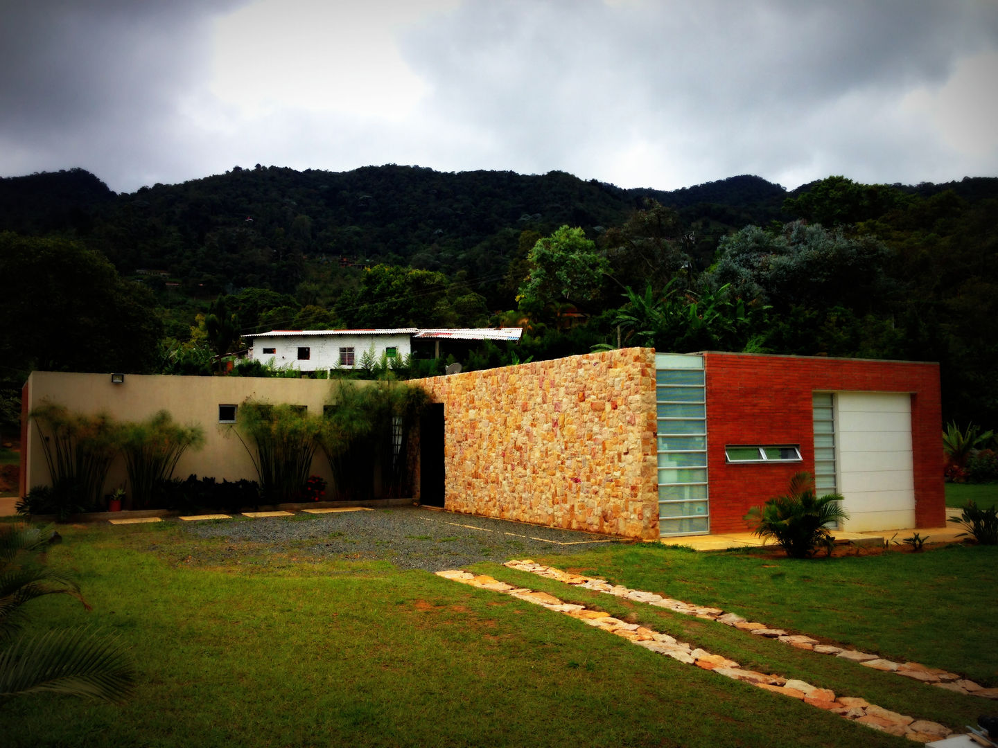 Casa Dapa AN COLECTIVO CREATIVO Casas modernas fachada,piedra,ladrillo,naturaleza,paisaje,montañas,lowcost,familia joven