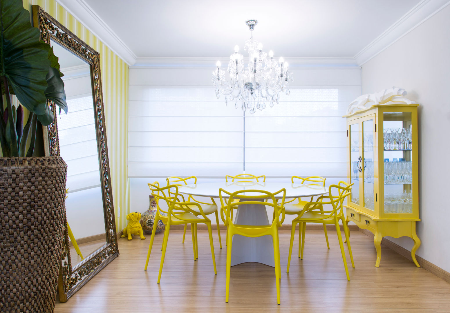 SALA DE JANTAR arquiteta aclaene de mello Salas de jantar modernas Madeira Amarelo sala de jantar,cristaleira,espelho,lustre