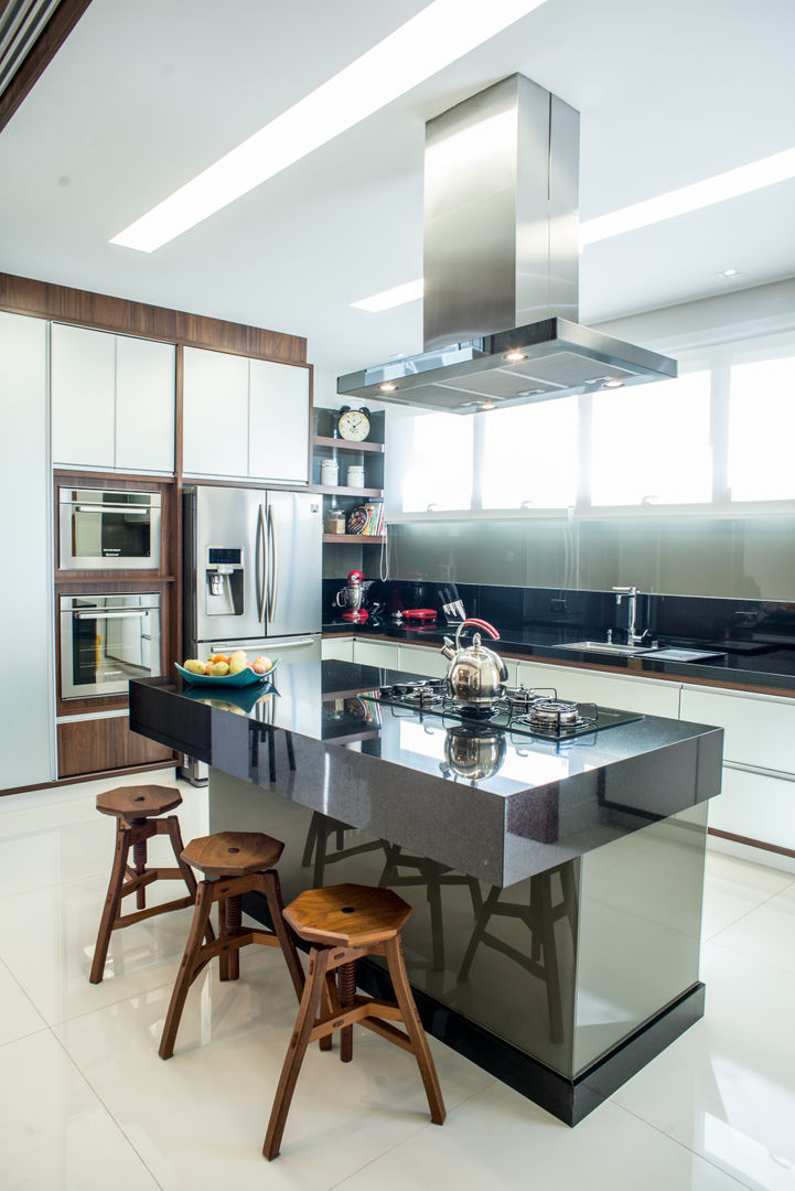 Contemporânea e de volumetria imponente, Camila Castilho - Arquitetura e Interiores Camila Castilho - Arquitetura e Interiores Cocinas de estilo moderno