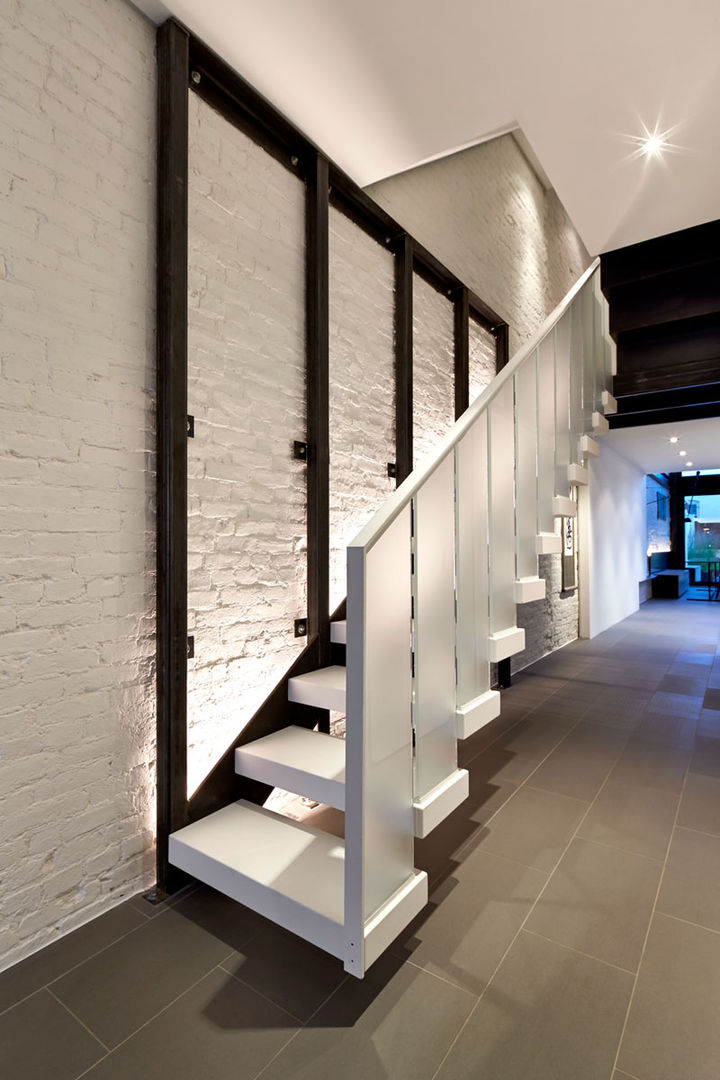 Salt + Pepper House, KUBE architecture KUBE architecture Modern Corridor, Hallway and Staircase