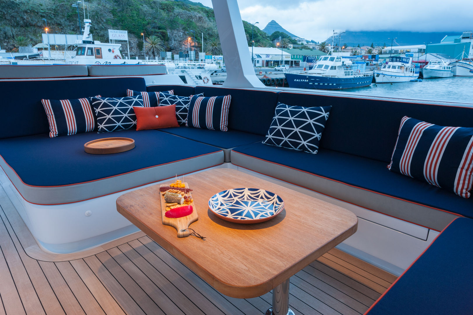 Upper deck chill out area ONNAH DESIGN Yachts & jets