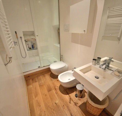 Roma Via dei Chiavari , Studio Fori Studio Fori Modern bathroom لکڑی Wood effect Toilets