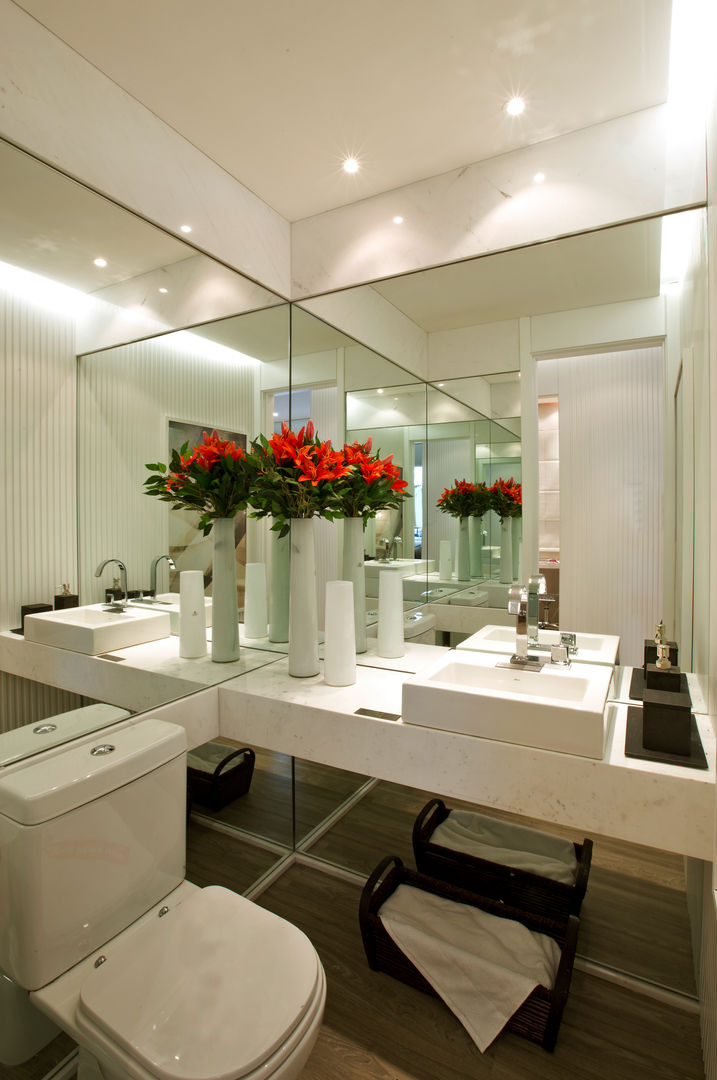 homify Modern bathroom