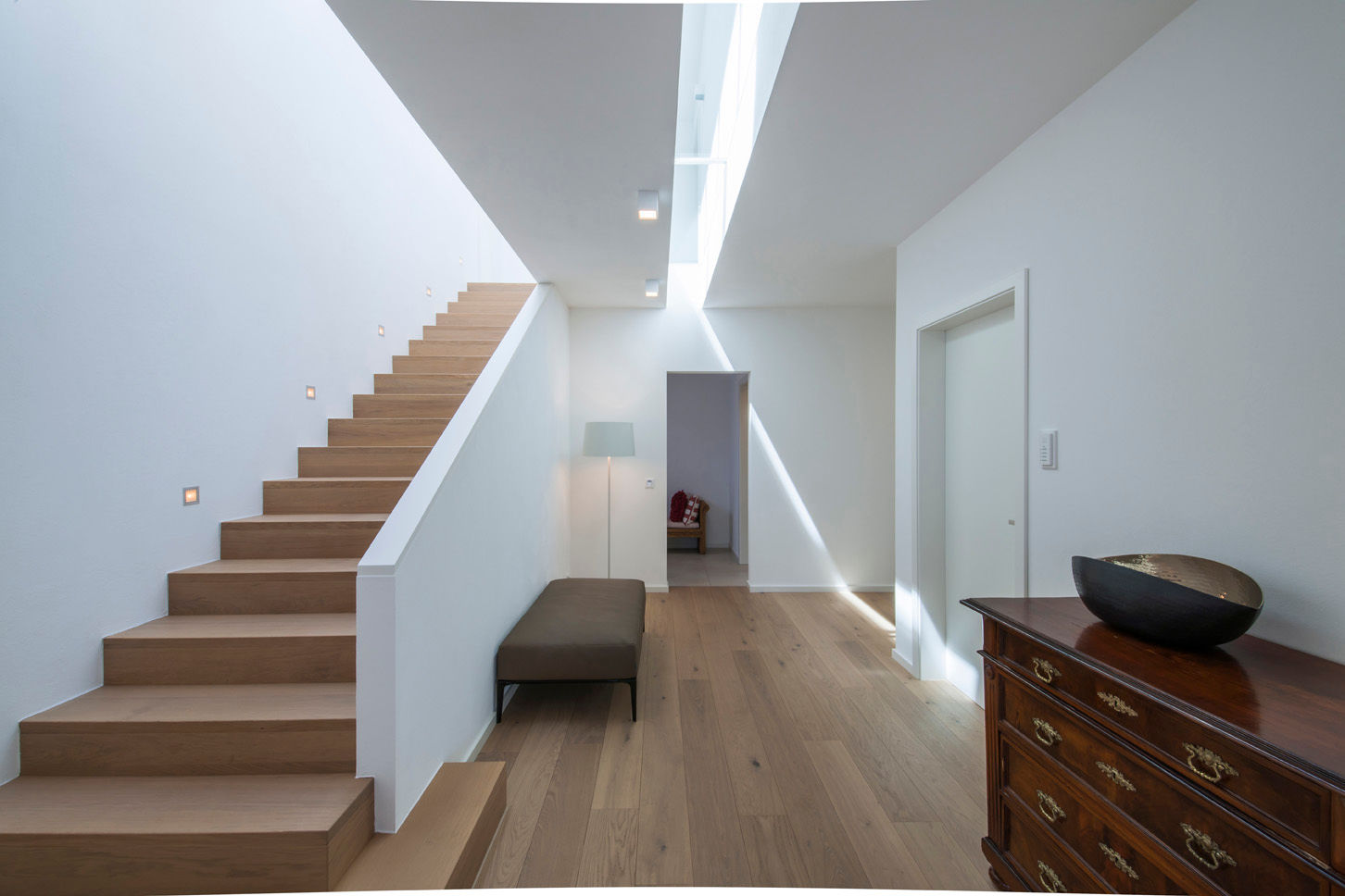 Vom Luxus des Einfachen, KitzlingerHaus GmbH & Co. KG KitzlingerHaus GmbH & Co. KG Modern corridor, hallway & stairs Engineered Wood Transparent