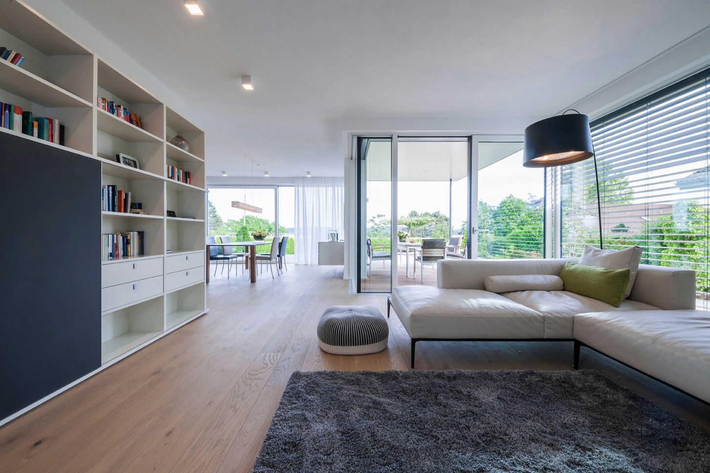 Vom Luxus des Einfachen, KitzlingerHaus GmbH & Co. KG KitzlingerHaus GmbH & Co. KG Modern living room Engineered Wood Transparent