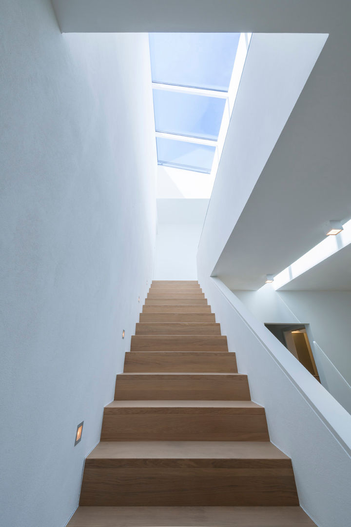 Vom Luxus des Einfachen, KitzlingerHaus GmbH & Co. KG KitzlingerHaus GmbH & Co. KG Pasillos, vestíbulos y escaleras de estilo moderno Madera Acabado en madera