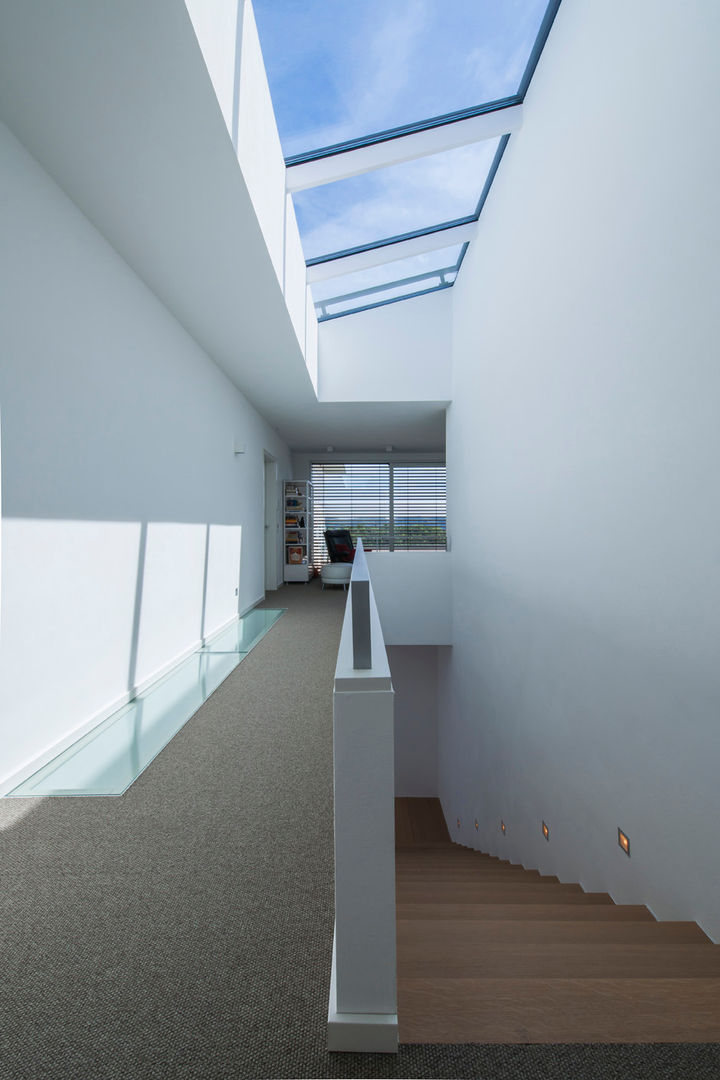 Vom Luxus des Einfachen, KitzlingerHaus GmbH & Co. KG KitzlingerHaus GmbH & Co. KG Modern Corridor, Hallway and Staircase Engineered Wood Transparent