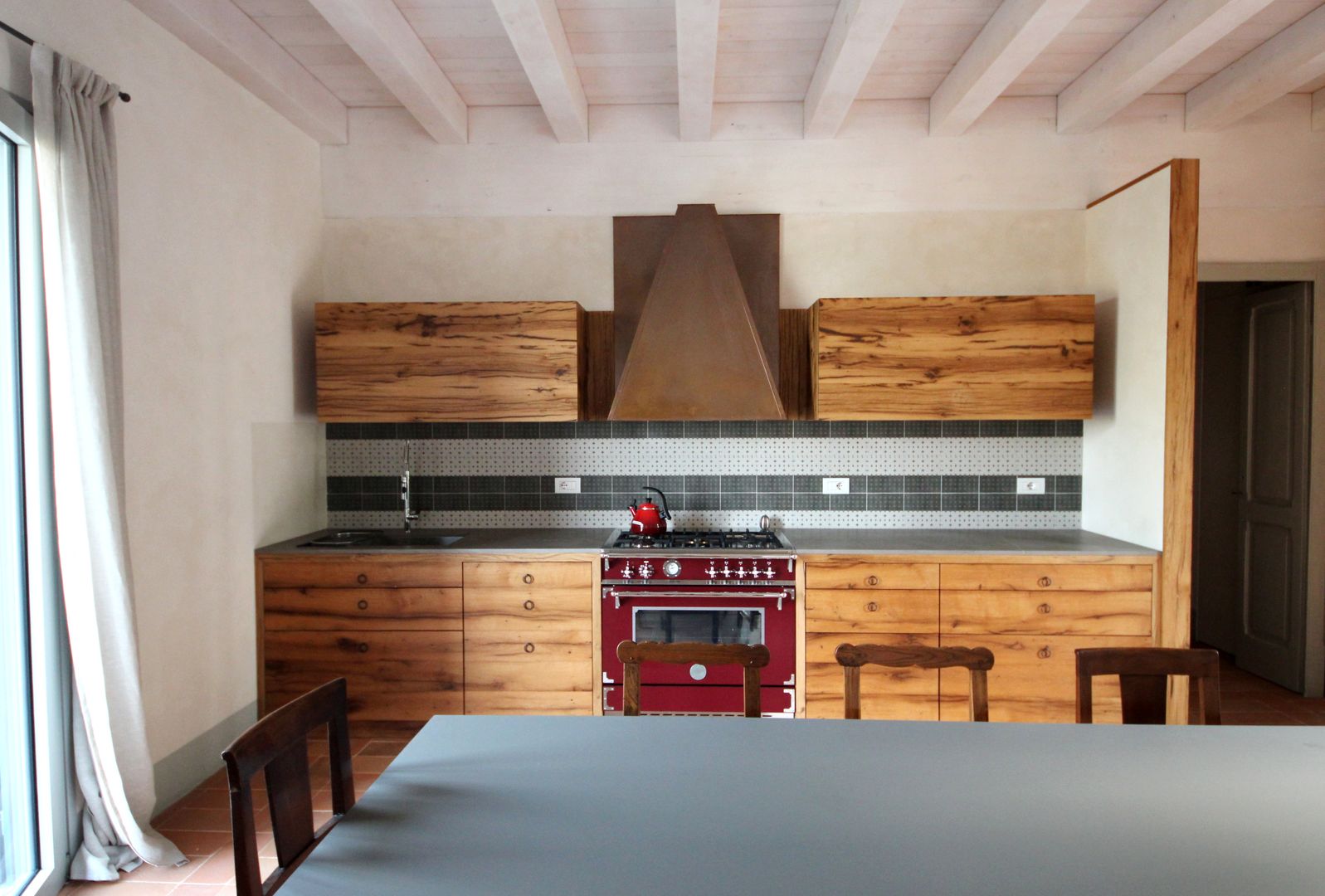 Old Oak Kitchen, Falegnameria Ferrari Falegnameria Ferrari Rustic style kitchen Solid Wood Multicolored