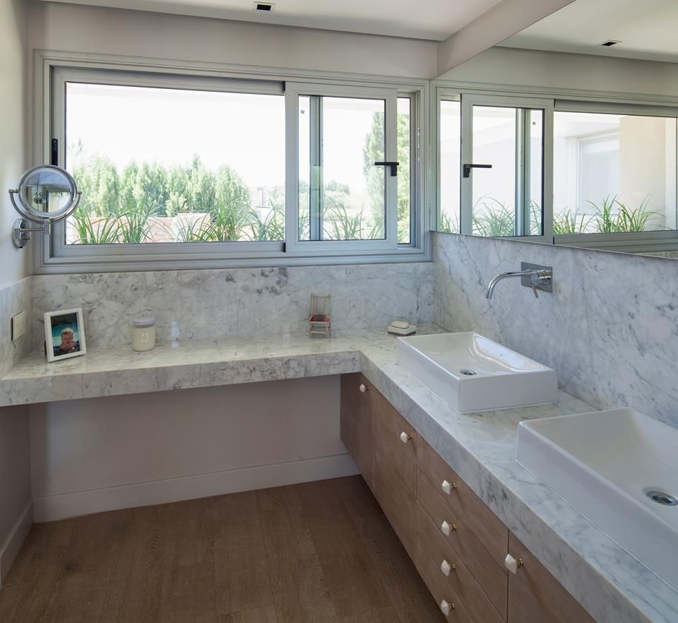 homify Modern bathroom