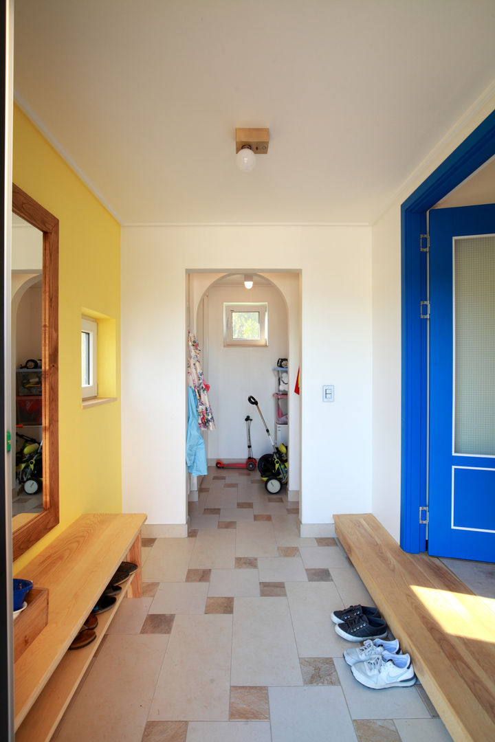 세아이의 보석상자 - 거제 WOODCUBE, 주택설계전문 디자인그룹 홈스타일토토 주택설계전문 디자인그룹 홈스타일토토 現代風玄關、走廊與階梯