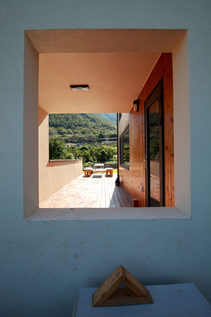 세아이의 보석상자 - 거제 WOODCUBE, 주택설계전문 디자인그룹 홈스타일토토 주택설계전문 디자인그룹 홈스타일토토 モダンデザインの テラス