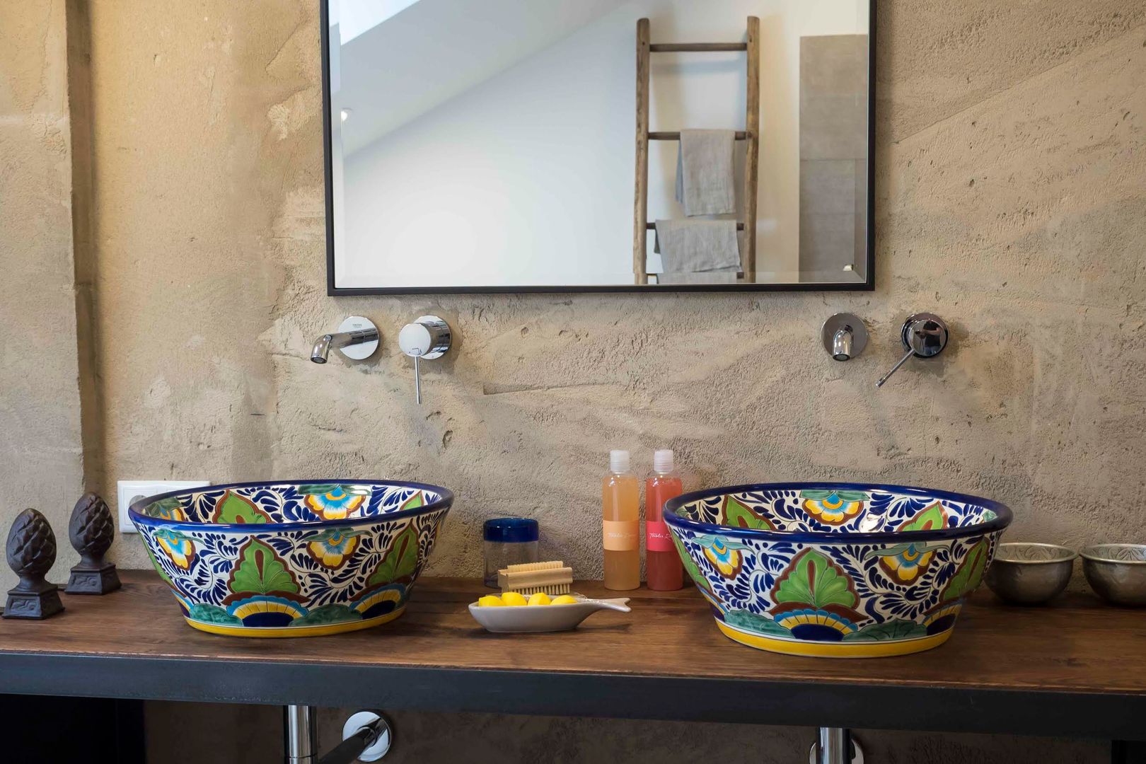 Originelle handbemalte Waschbecken: Mexiko-Flair für das Gäste-WC, Mexambiente e.K. Mexambiente e.K. Mediterranean style bathroom Ceramic Sinks