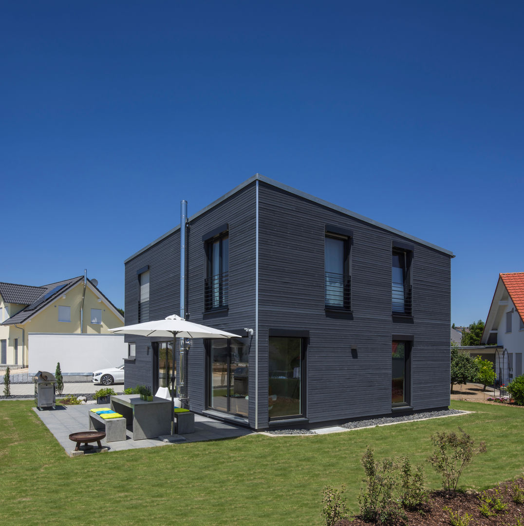 Außenansicht mit Terrasse und Garten KitzlingerHaus GmbH & Co. KG Moderne Häuser Holzwerkstoff Transparent KitzlingerHaus,Aussenansicht,Terrasse,Garten,Holzfassade,grau,antrazith